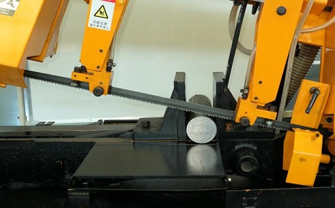 平远数控带锯床自动送料精度会出现偏差吗？